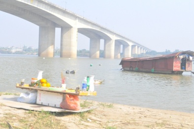 Tìm xác nạn nhân thẩm mỹ viện Cát Tường: Hút cát để tìm xác chị Huyền